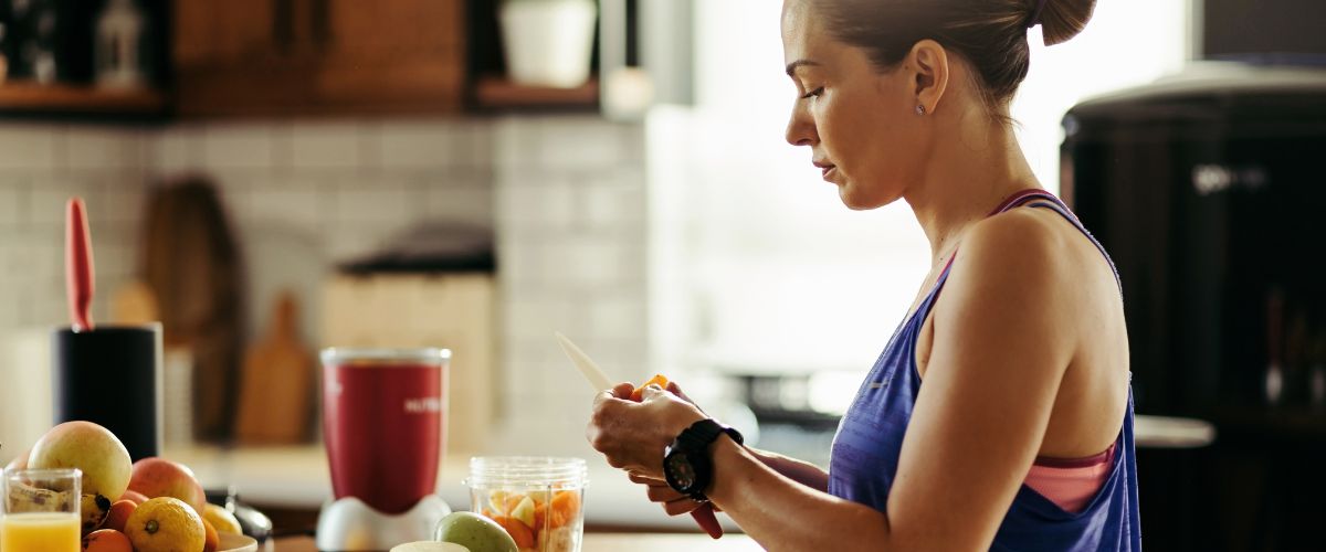 Girl preparing a healthy smothie