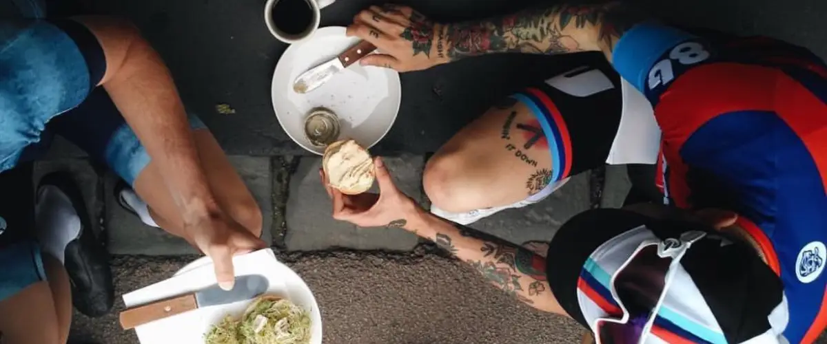 Ciclistas desayunando durante una ruta
