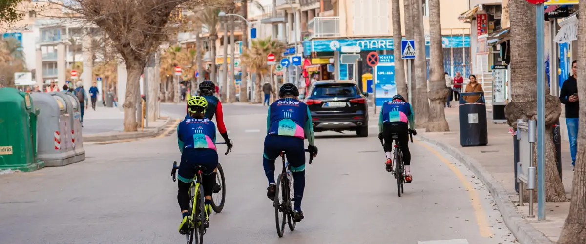 Ciclistas en las calles de Sóller durante una ruta por Mallorca