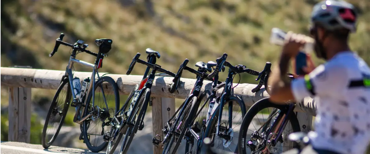 Bicicletas de carretera paradas durante una ruta