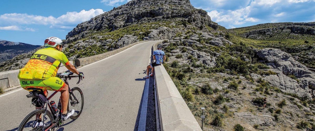 Ciclista en bici desde pollensa a sa calobra en mallorca