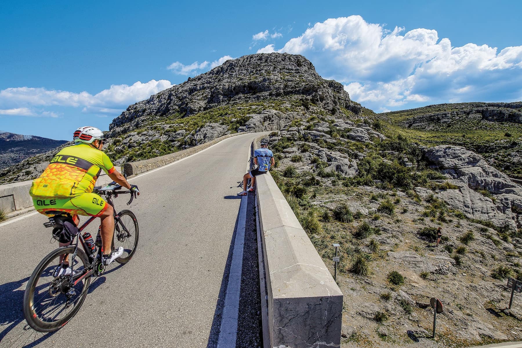 Ciclista en bici desde pollensa a sa calobra en mallorca