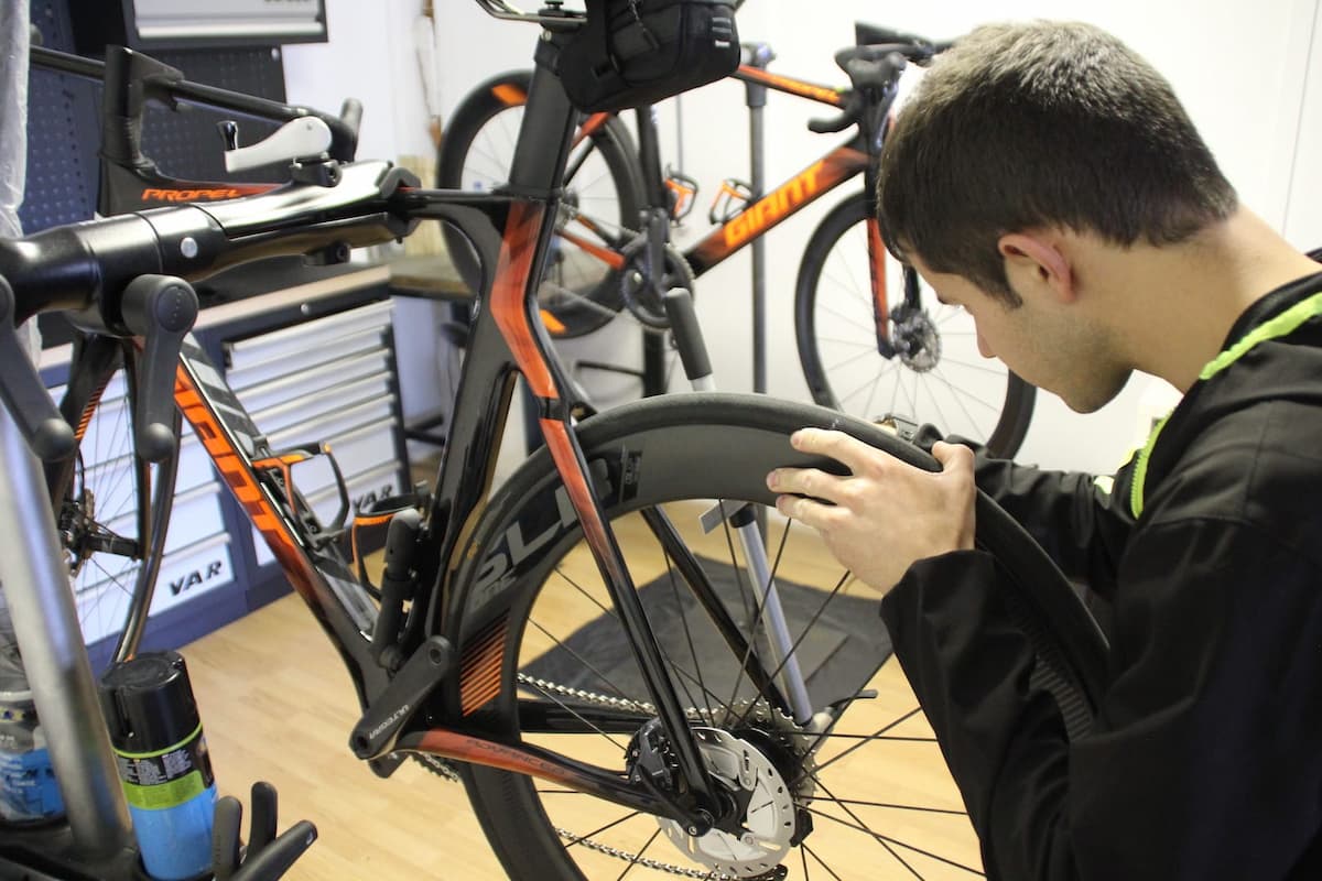 Técnico de taller revisando una bicicleta