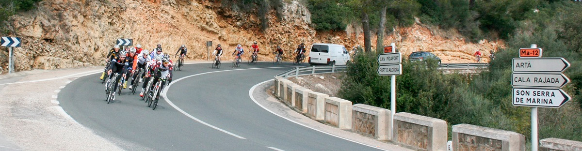 Carretera mallorquina con ciclistas bajando de la Serra de Tramuntana